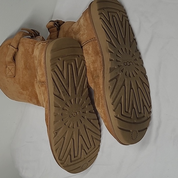 Women's UGG Short Boots - Picture 6 of 8